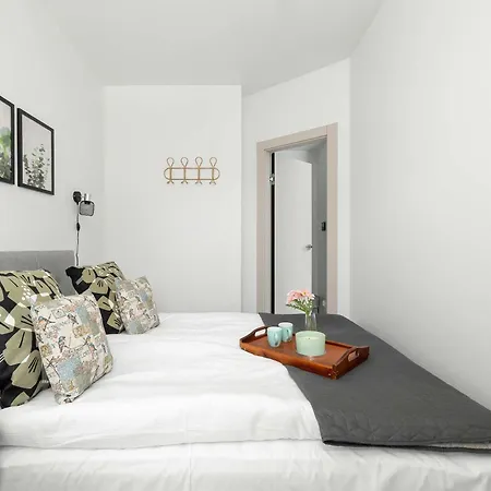 Apartman Modern With Desk Cracow Conrada 27 By Heyrent